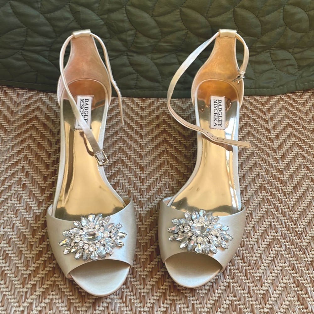 Badgley Mischka glam kitten heels, never worn, size 9.5